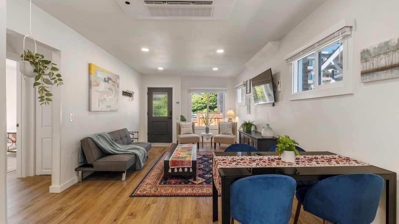 Photo of Livingroom in East Queen Anne