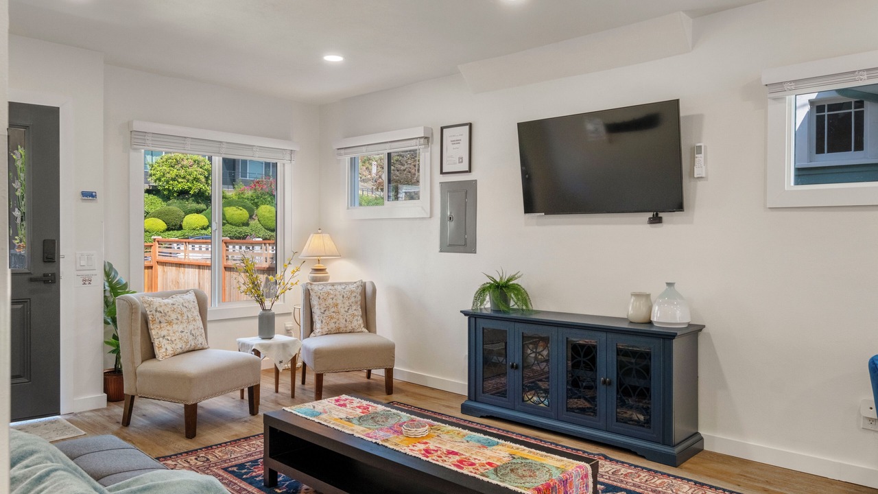 Photo of Livingroom in East Queen Anne