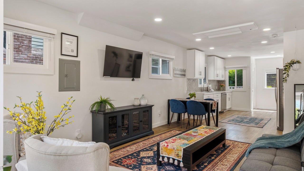 Photo of Livingroom in East Queen Anne