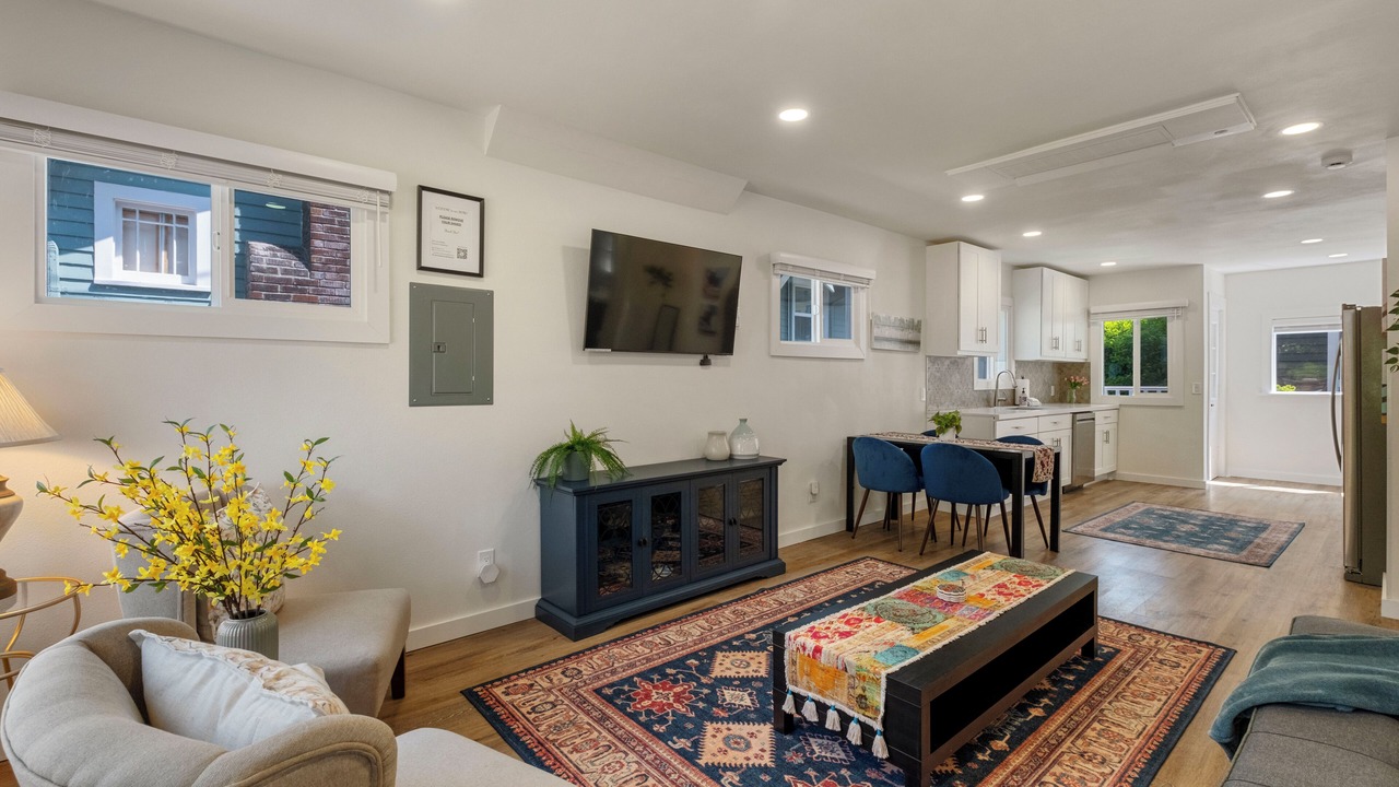 Photo of Livingroom in East Queen Anne