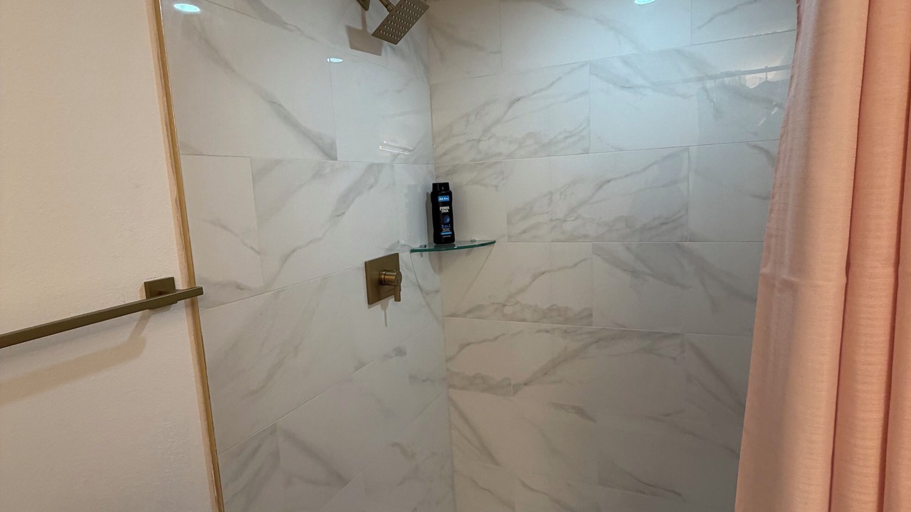 Photo of Bathroom in Pinecrest West Park