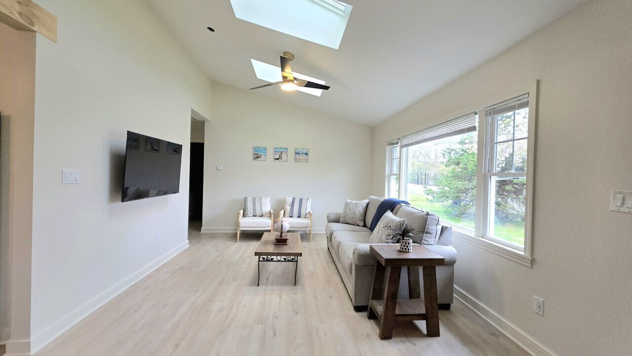 Photo of Livingroom in East Shore