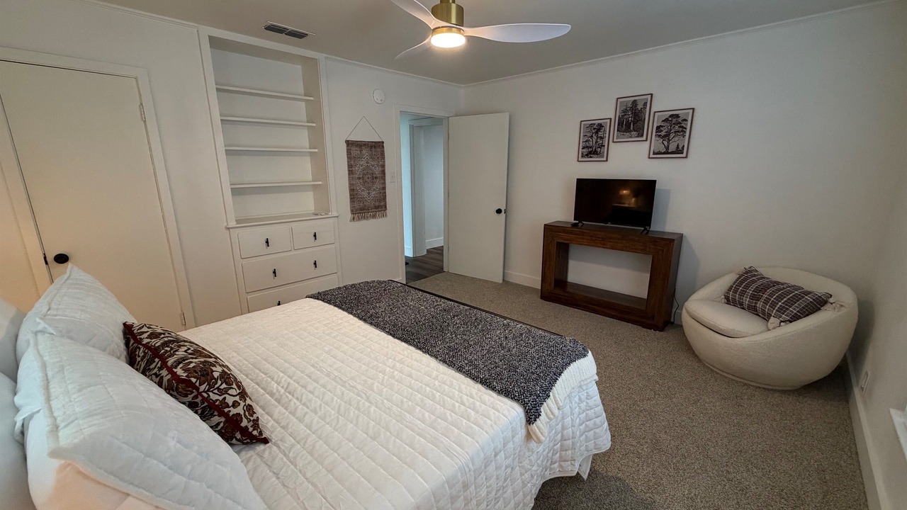 Photo of Bedroom in Sayles Blvd. Area