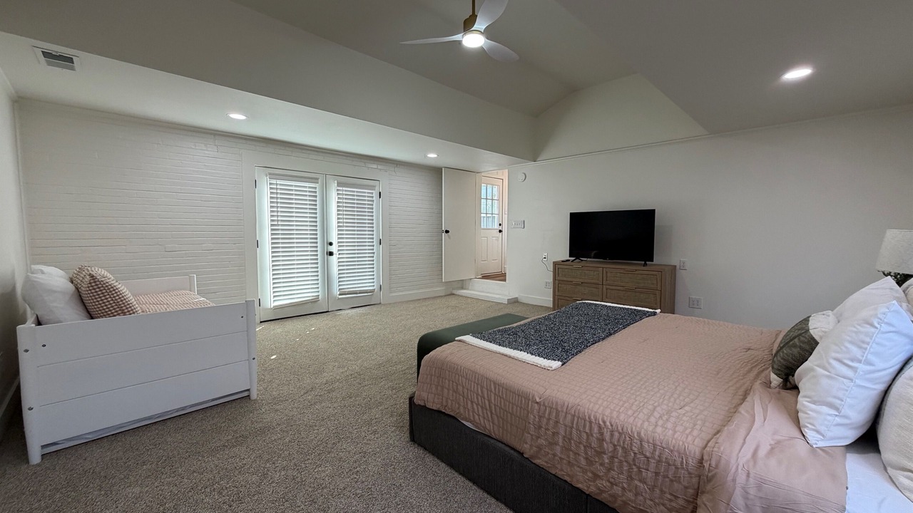 Photo of Bedroom in Sayles Blvd. Area