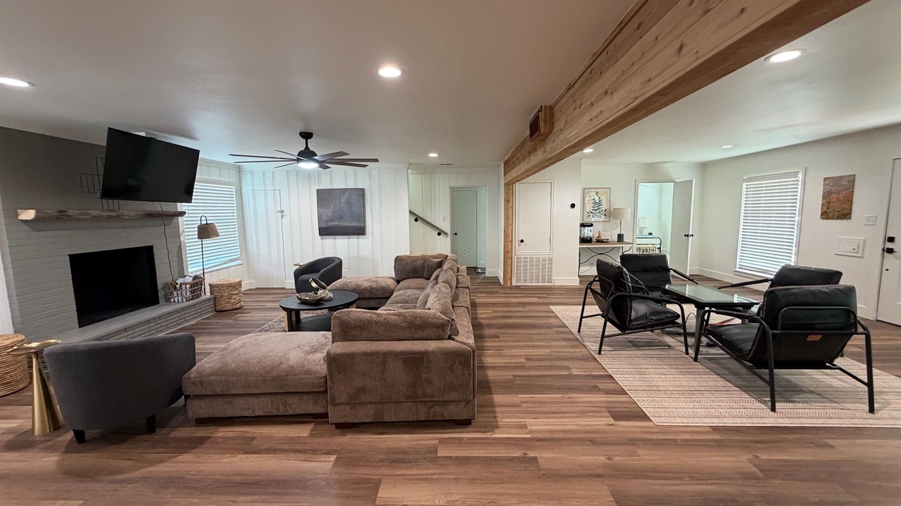 Photo of Livingroom in Sayles Blvd. Area