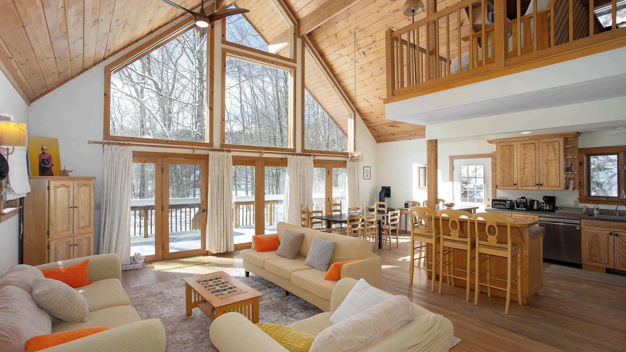 Photo of Livingroom in Cummington