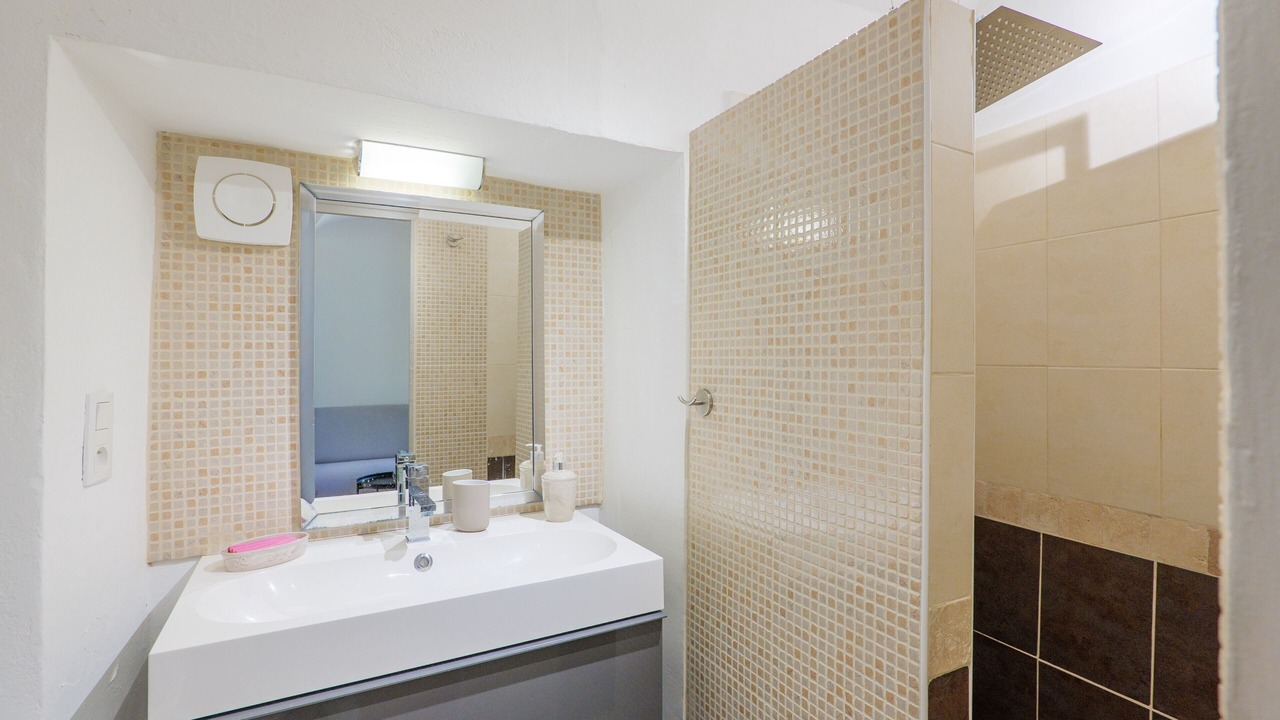 Photo of Bathroom in Courry