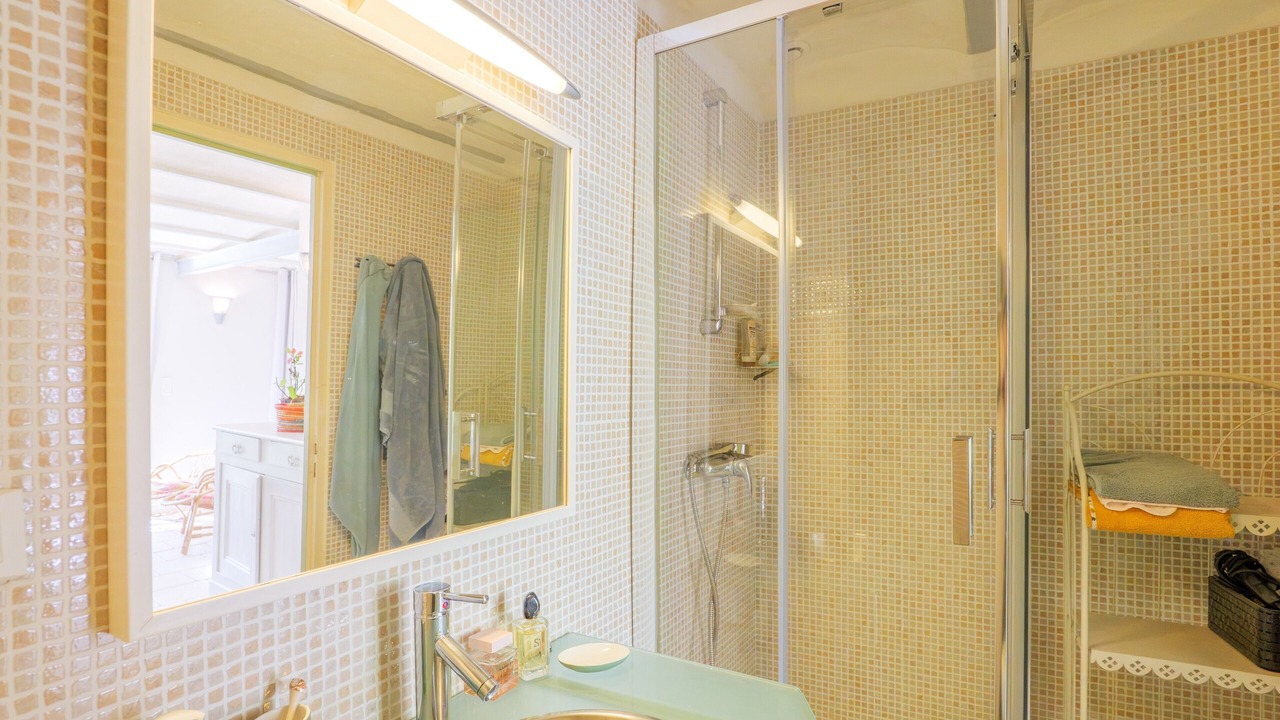 Photo of Bathroom in Courry