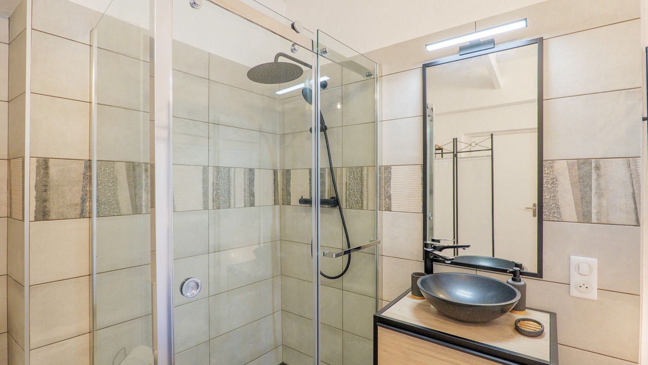 Photo of Bathroom in Courry
