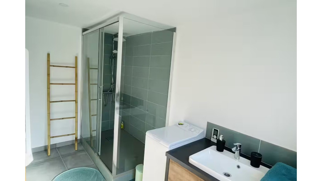 Photo of Bathroom in Fontaine-sous-Preaux