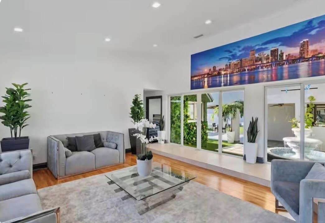 Photo of Livingroom in Ludlam