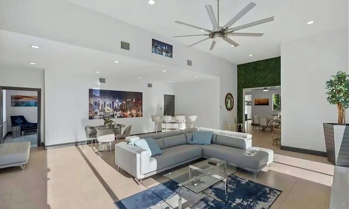 Photo of Livingroom in Ludlam