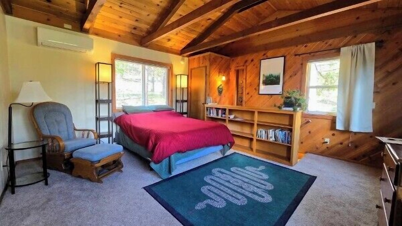 Photo of Bedroom in Weed