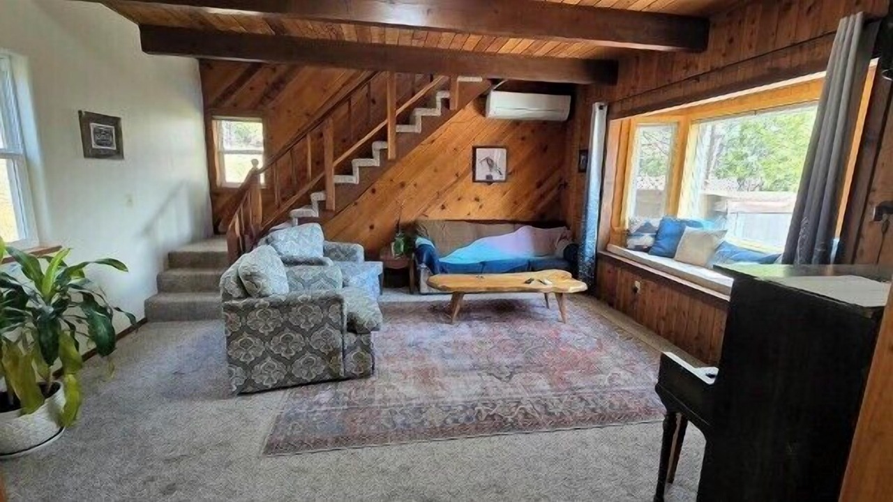 Photo of Livingroom in Weed
