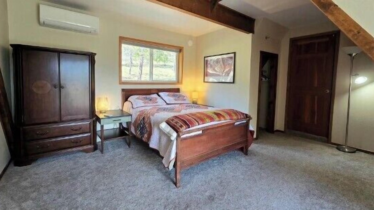 Photo of Bedroom in Weed