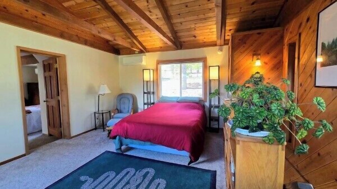 Photo of Bedroom in Weed