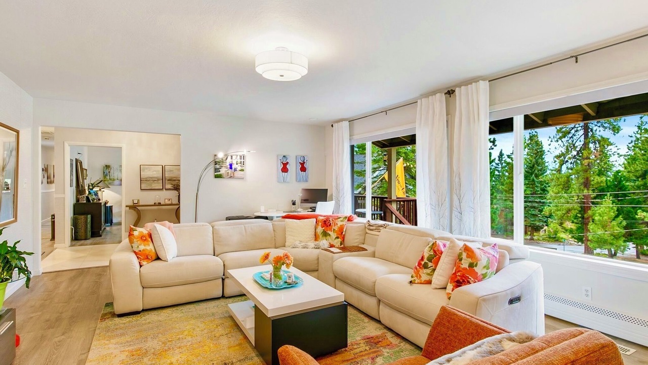 Photo of Livingroom in Round Hill Village