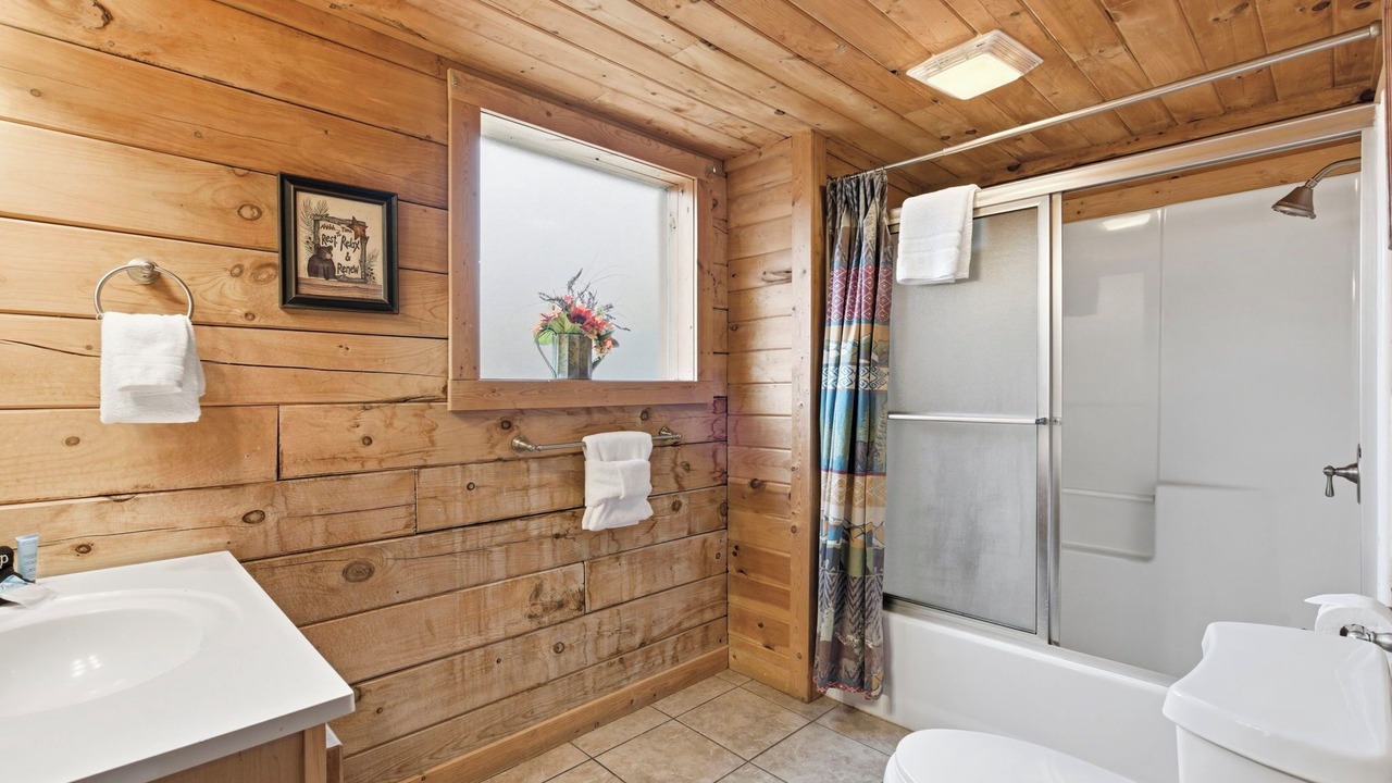 Photo of Bathroom in Branson Cedars