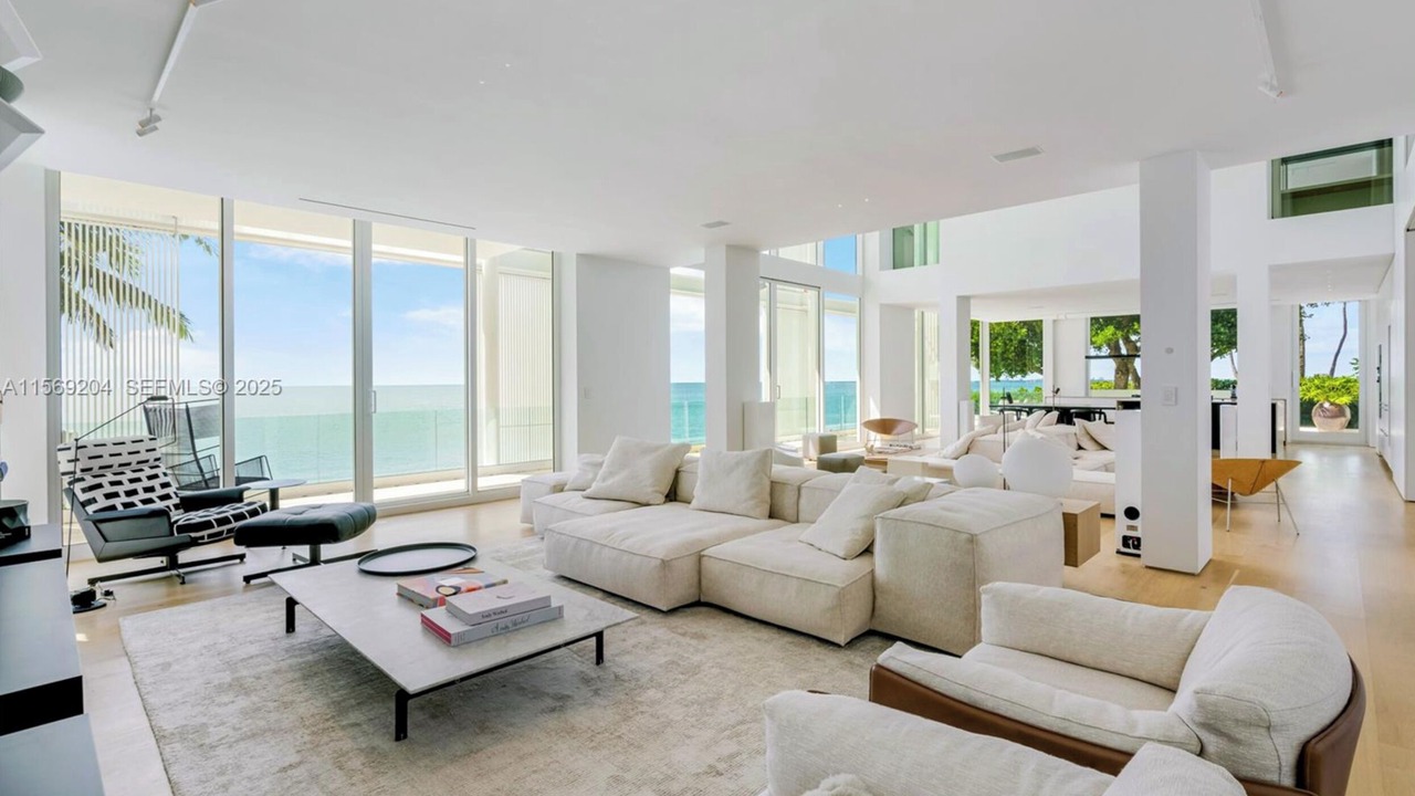 Photo of Livingroom in Key Biscayne