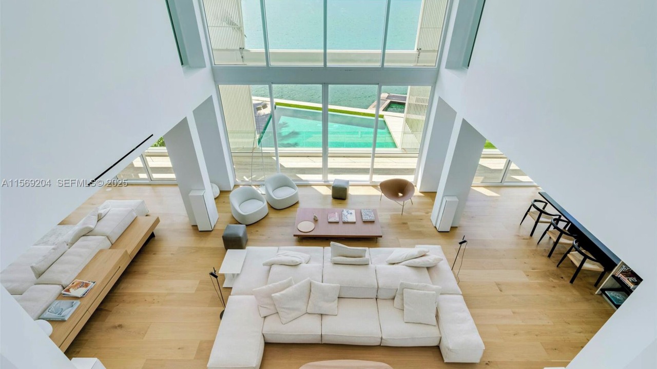 Photo of Livingroom in Key Biscayne