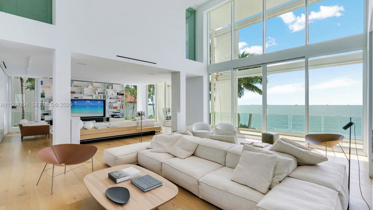 Photo of Livingroom in Key Biscayne