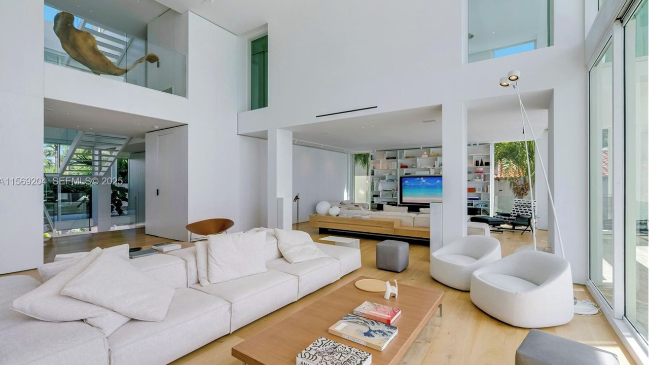 Photo of Livingroom in Key Biscayne
