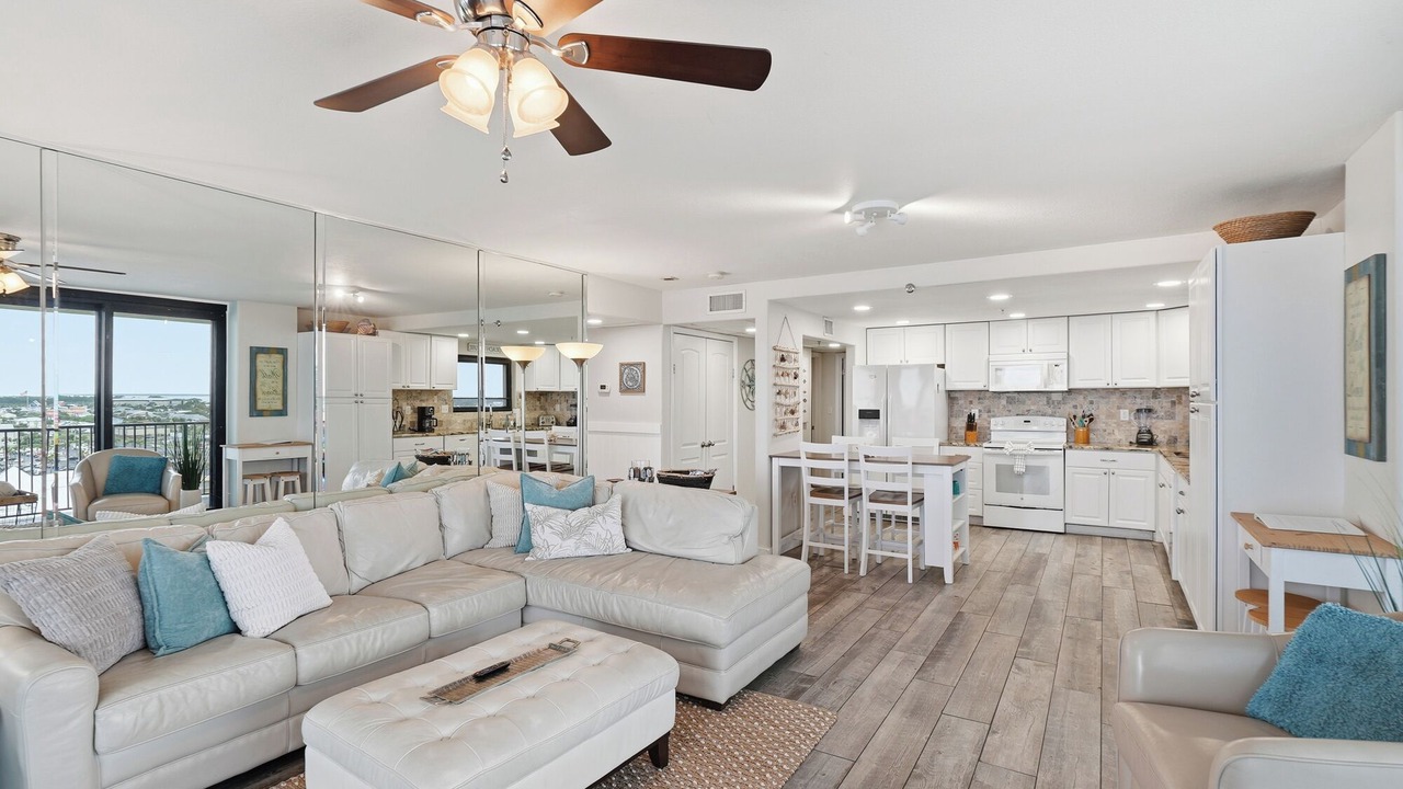 Photo of Livingroom in Biltmore Beach