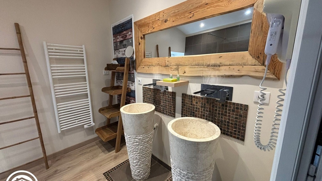 Photo of Bathroom in Longeves