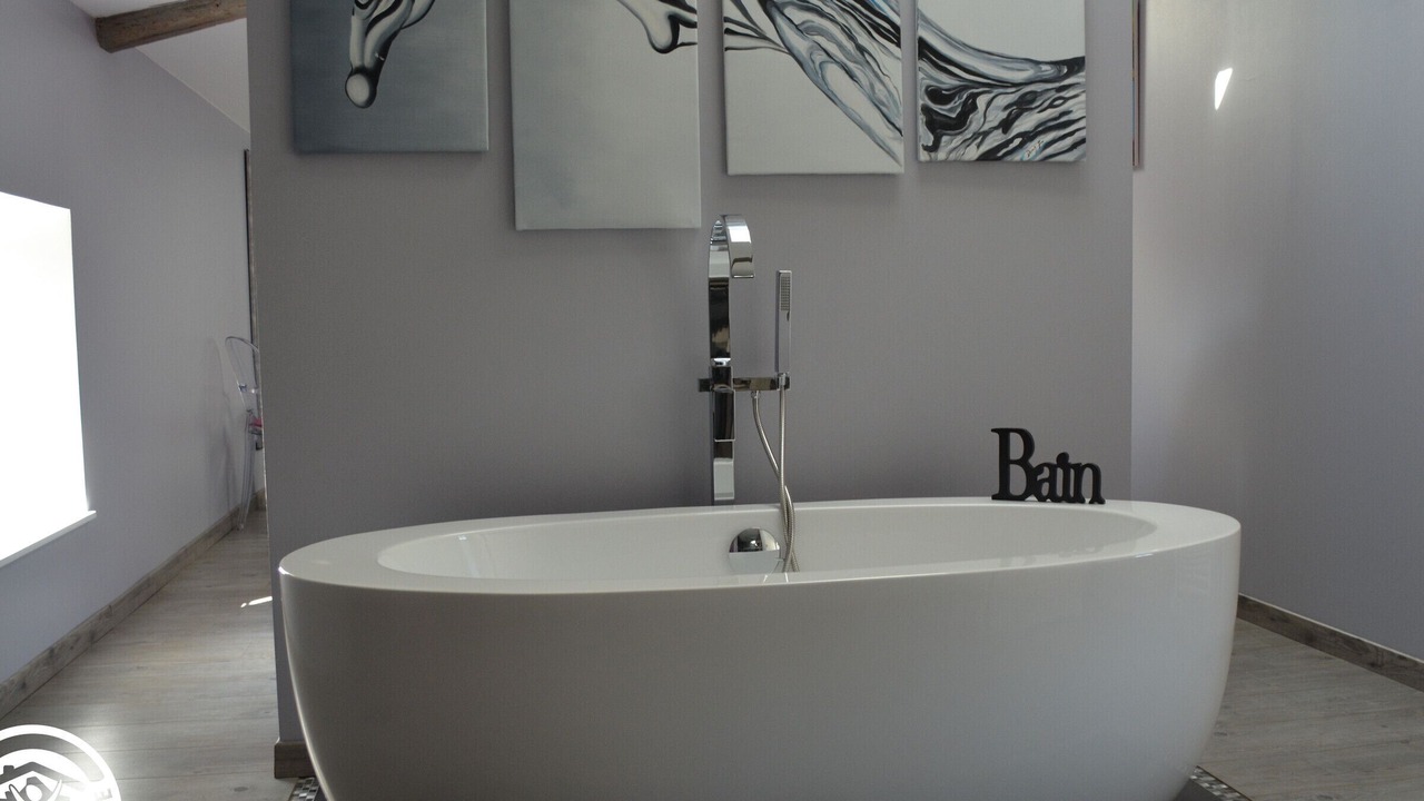 Photo of Bathroom in Longeves