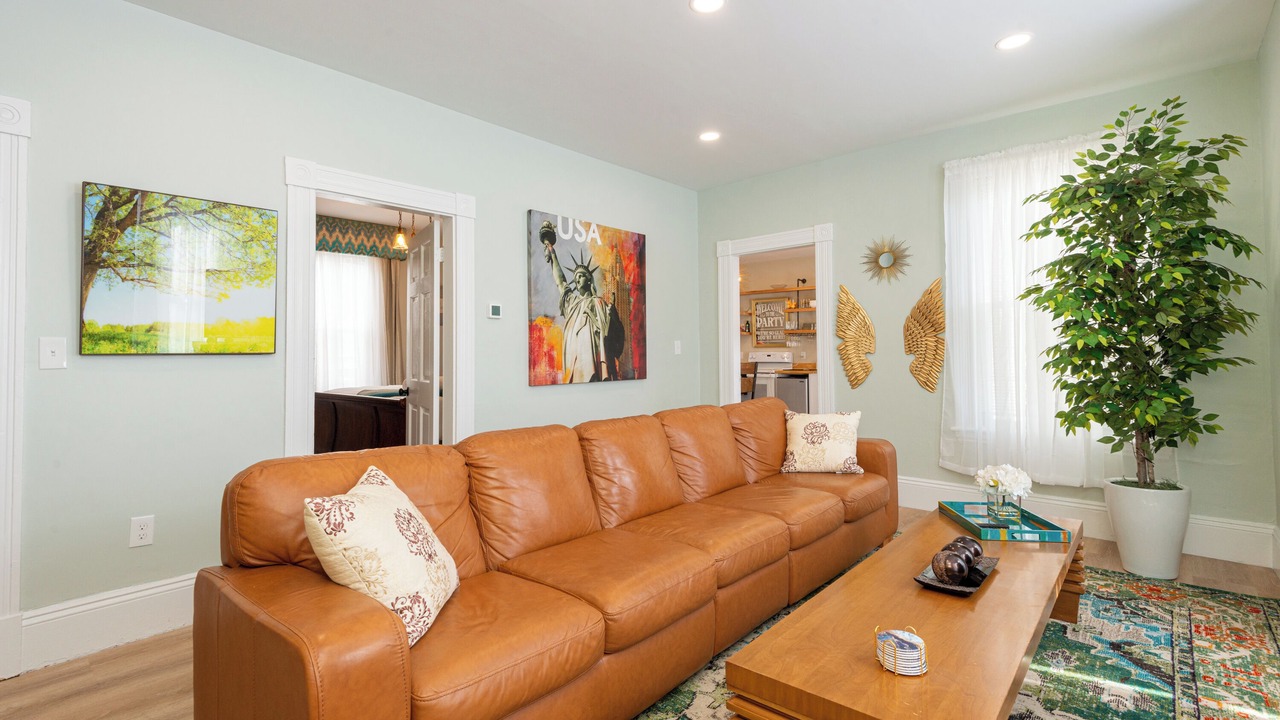 Photo of Livingroom in Beverly