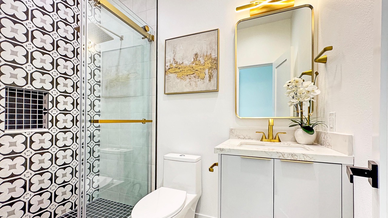 Photo of Bathroom in Racquet Club Estates