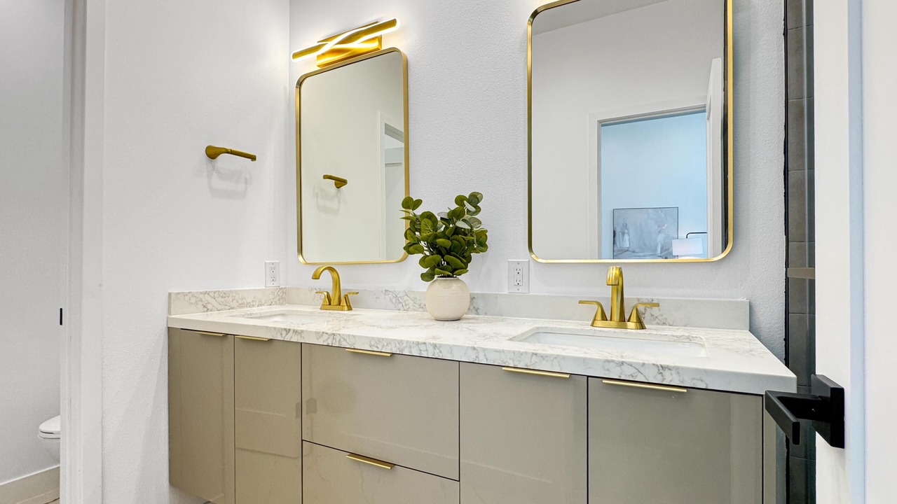 Photo of Bathroom in Racquet Club Estates