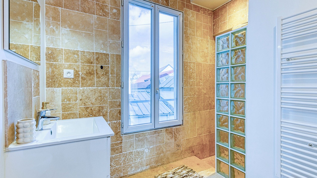 Photo of Bathroom in Les Mureaux