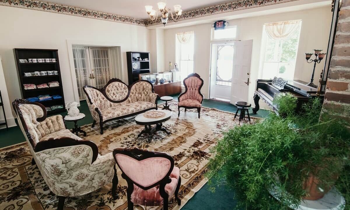 Photo of Livingroom in Elizabethtown