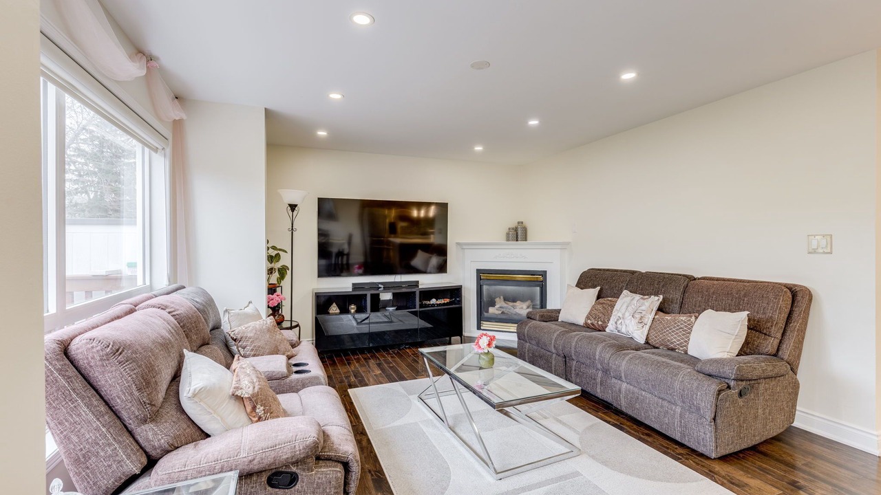 Photo of Livingroom in East Credit