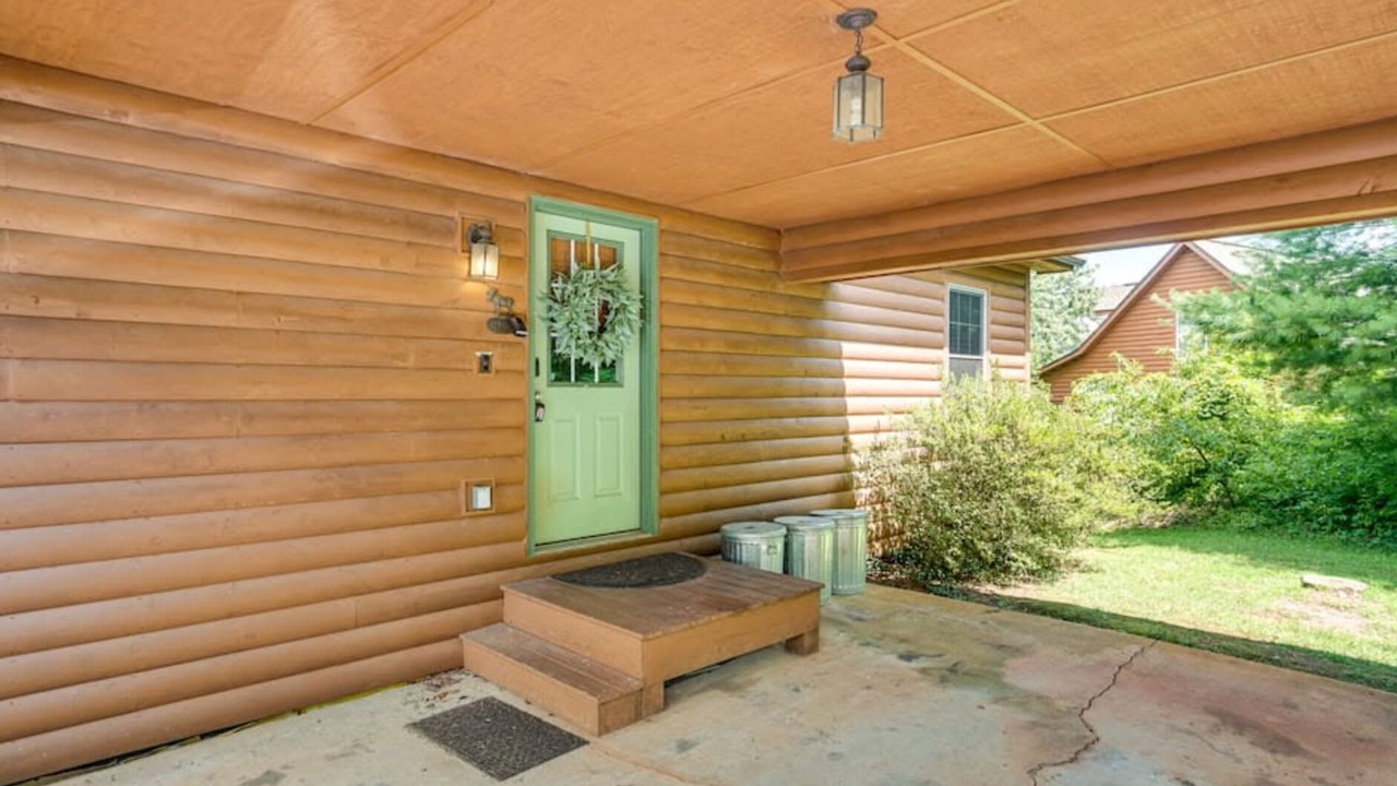 Photo of Patio Balcony in Hiawassee