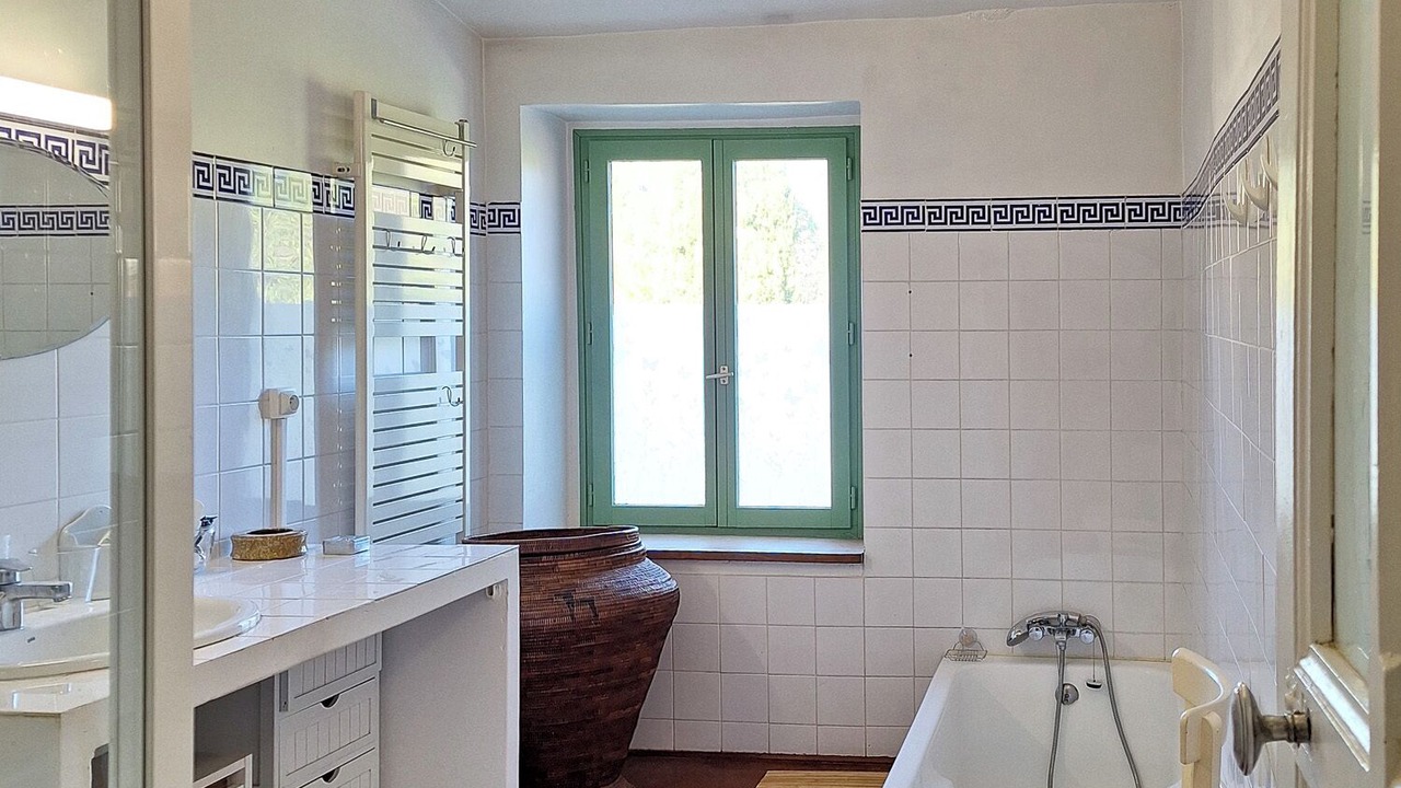Photo of Bathroom in Claret