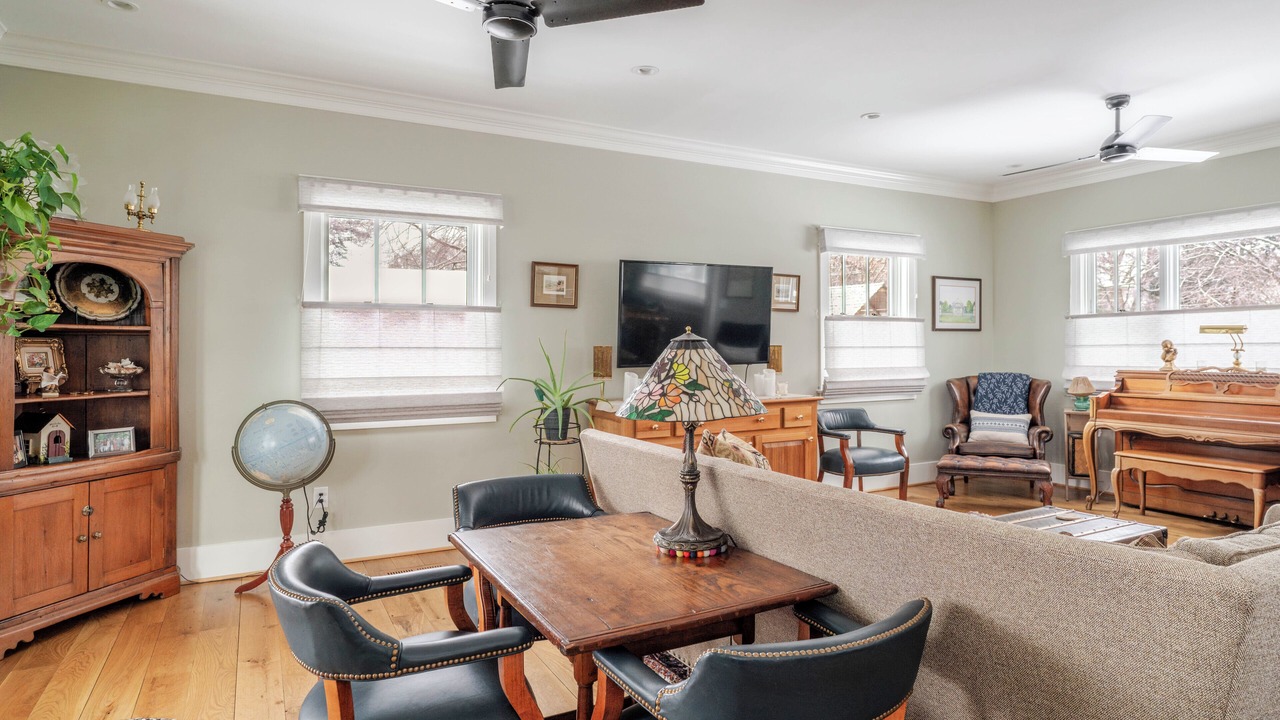 Photo of Livingroom in Martha Jefferson
