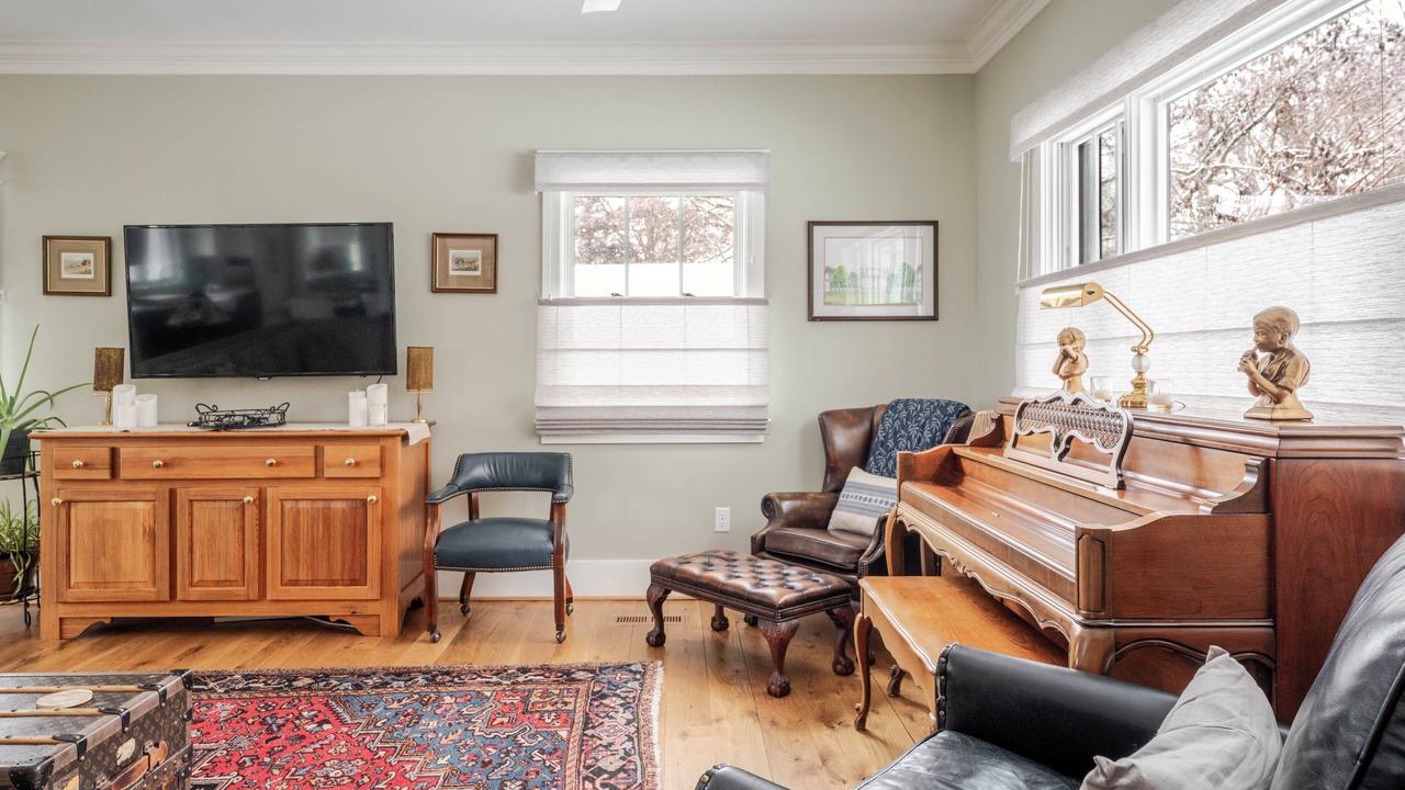 Photo of Livingroom in Martha Jefferson