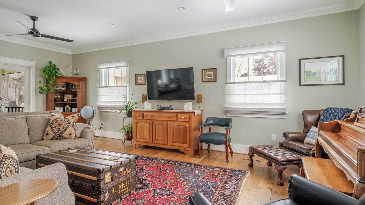Photo of Livingroom in Martha Jefferson