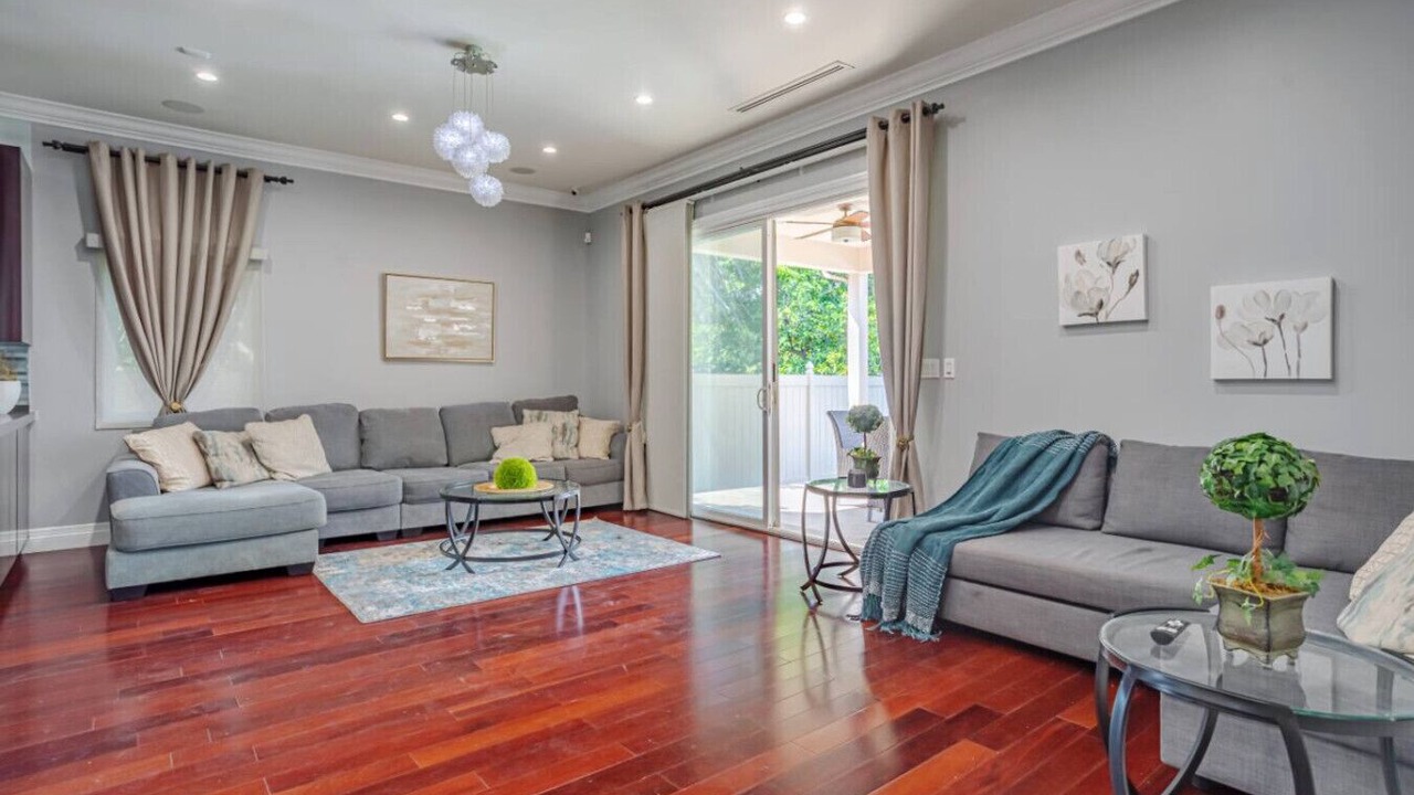 Photo of Livingroom in Valley Glen