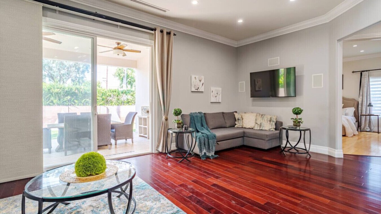 Photo of Livingroom in Valley Glen