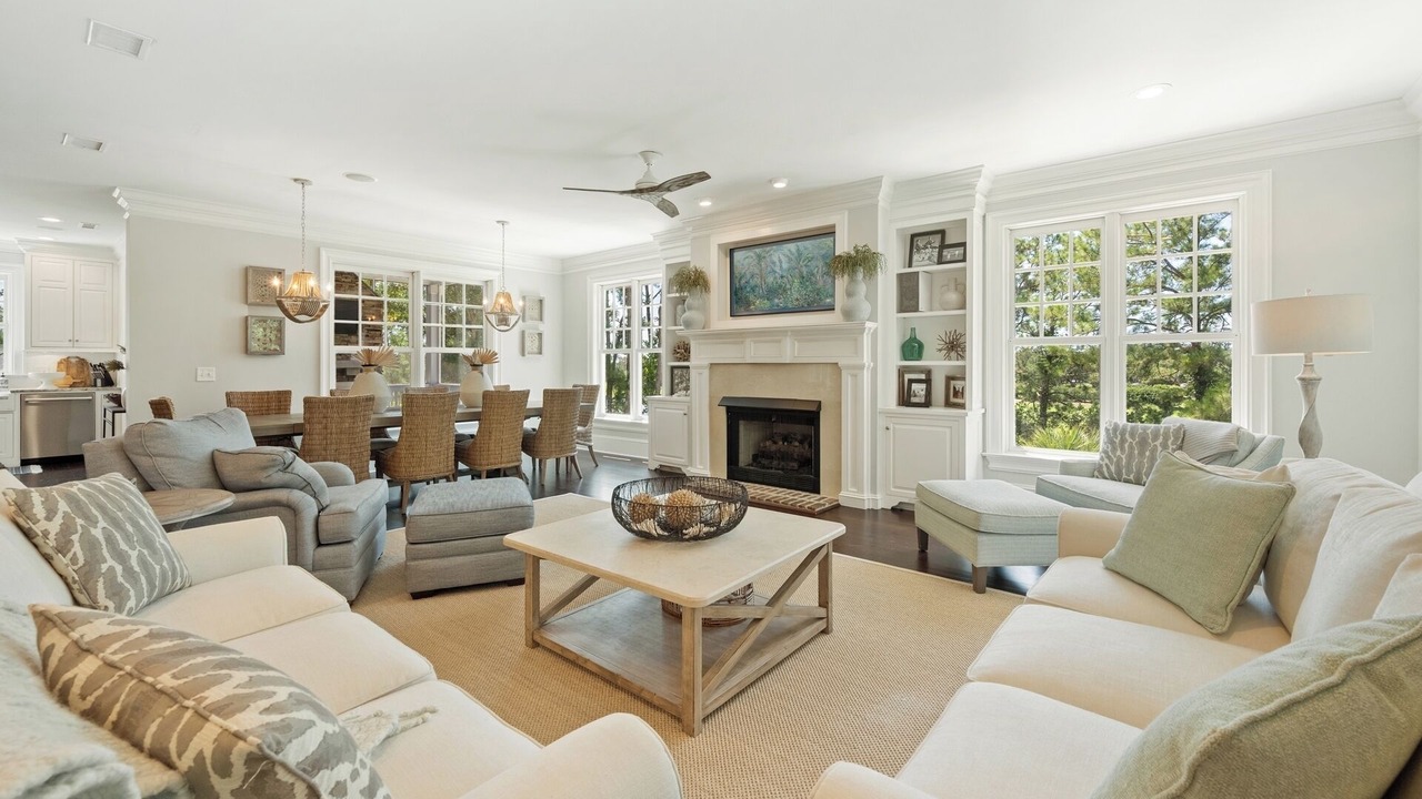 Photo of Livingroom in Debordieu Colony