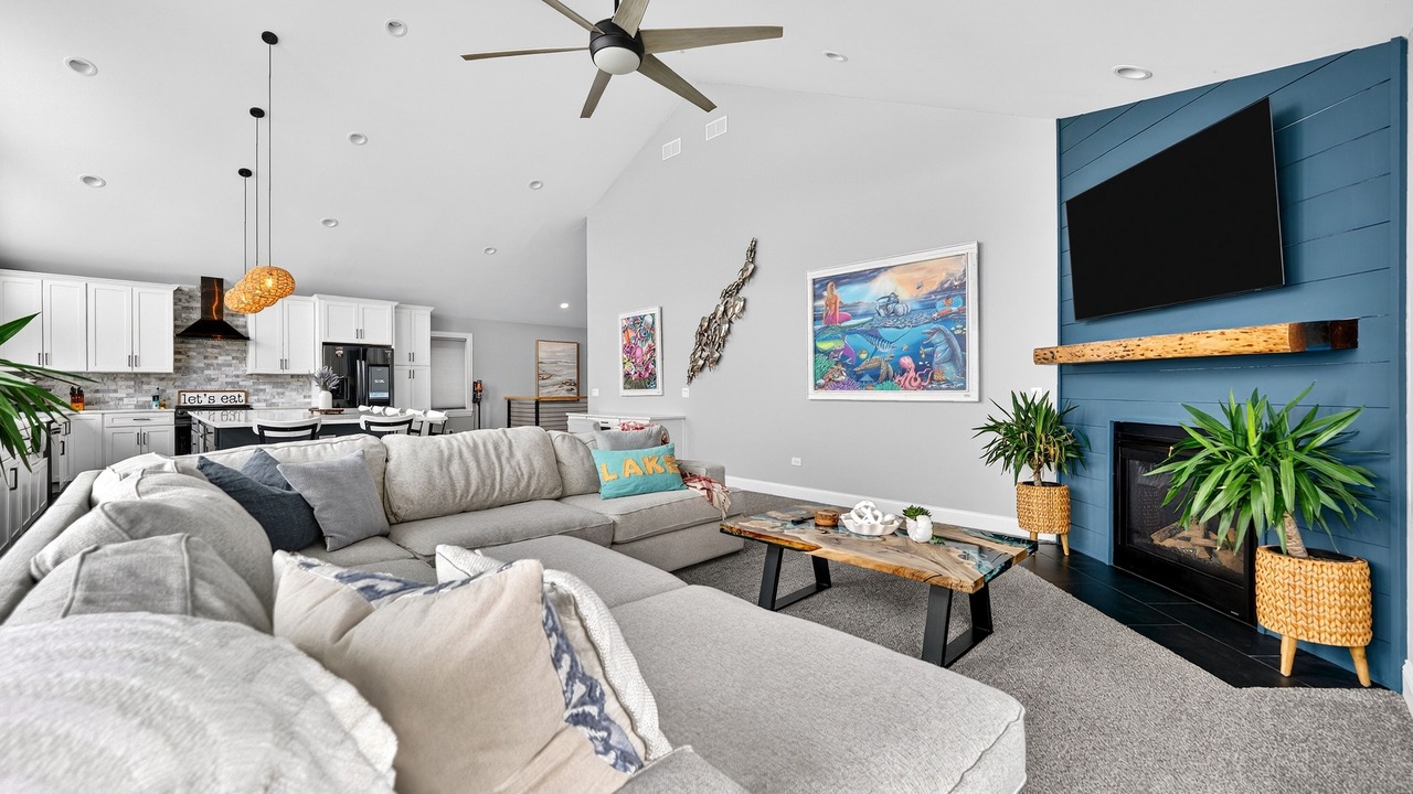 Photo of Livingroom in Channel Lake