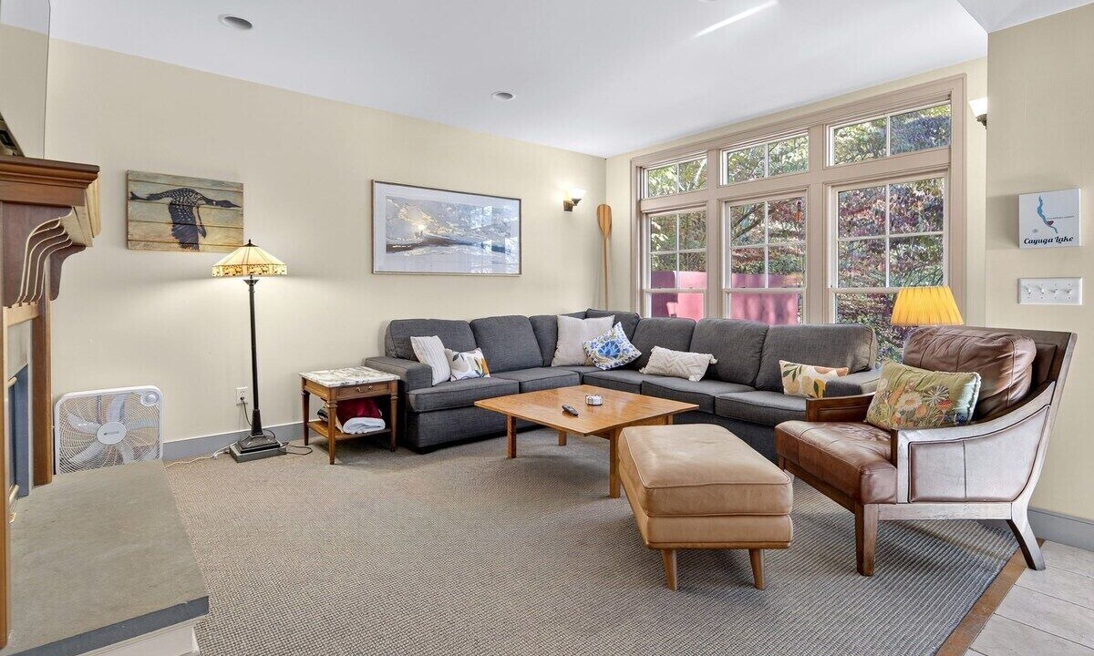 Photo of Livingroom in Lansing