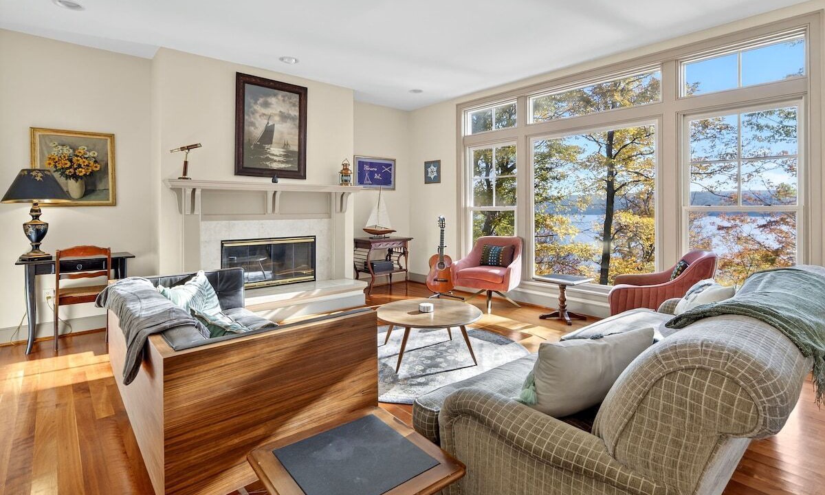 Photo of Livingroom in Lansing