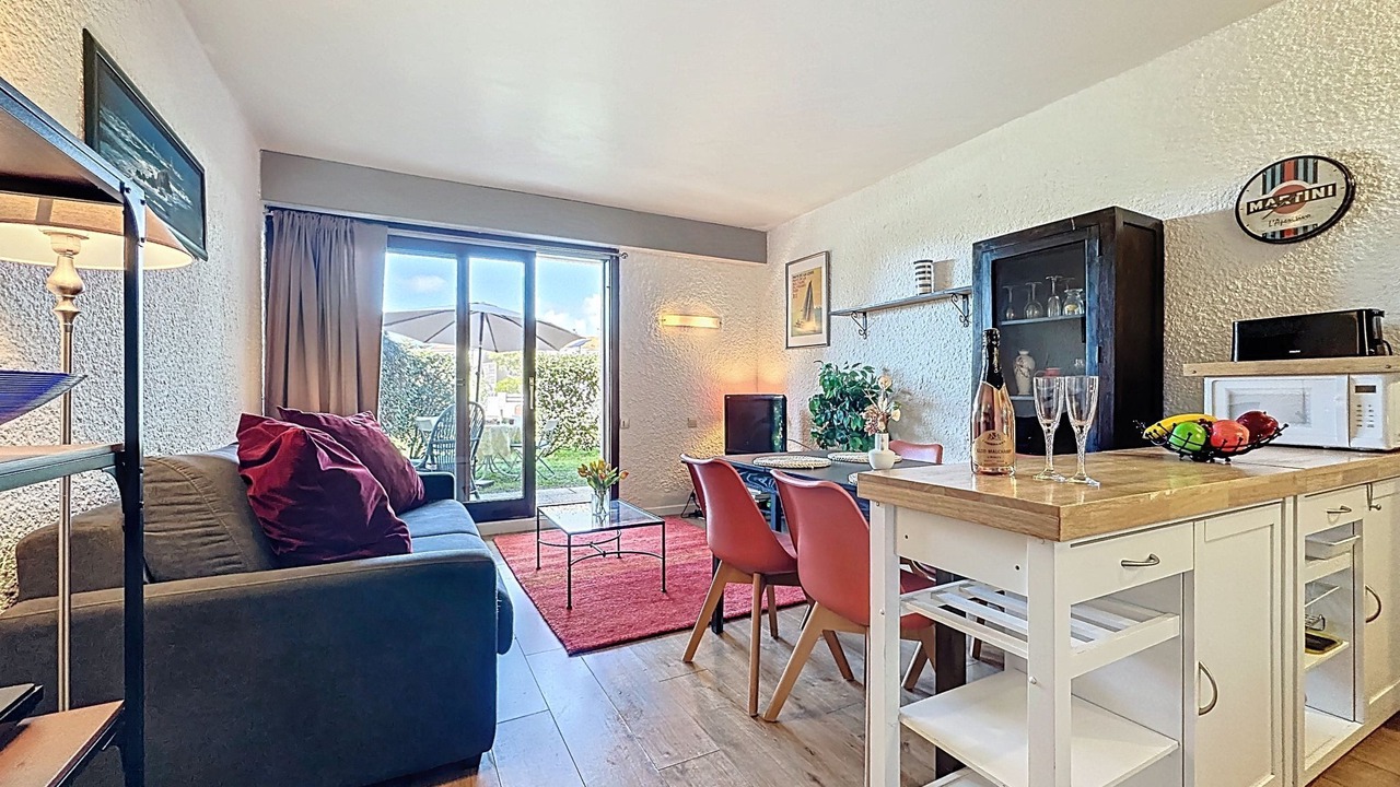Photo of Livingroom in Saint-Michel-Chef-Chef
