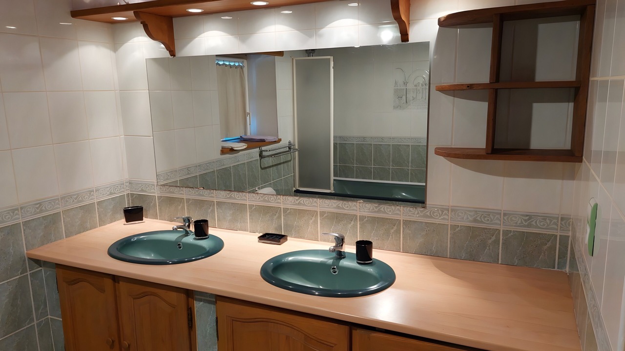 Photo of Bathroom in Campan