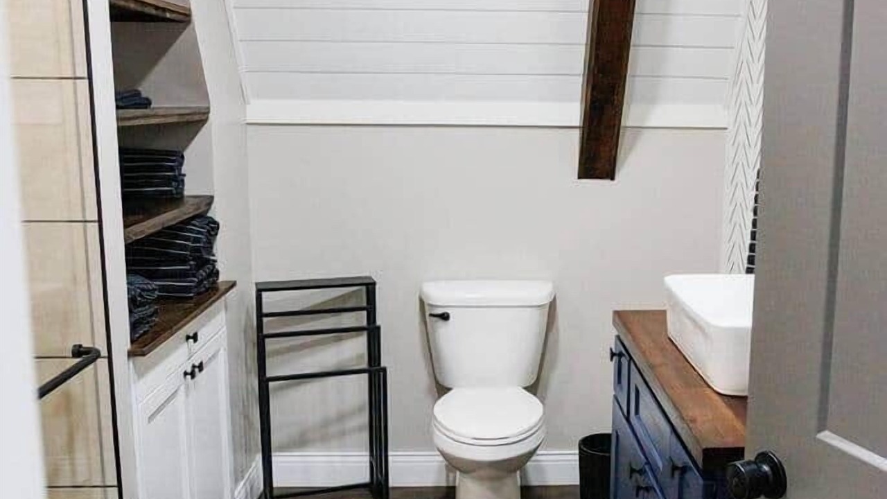Photo of Bathroom in Cave-in-Rock