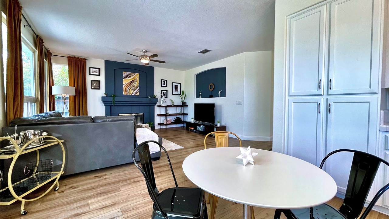 Photo of Livingroom in East Roseville Parkway